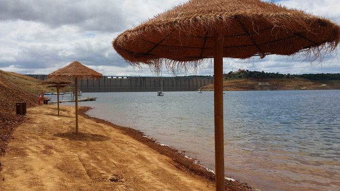 Vista panorámica del área de baño del embalse de La Breña con la presa al fondo