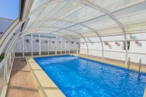 interior piscina cubierta