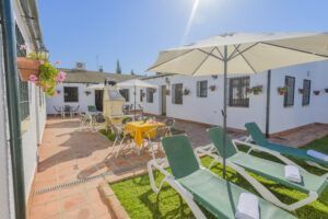 patio con mesas reuniones