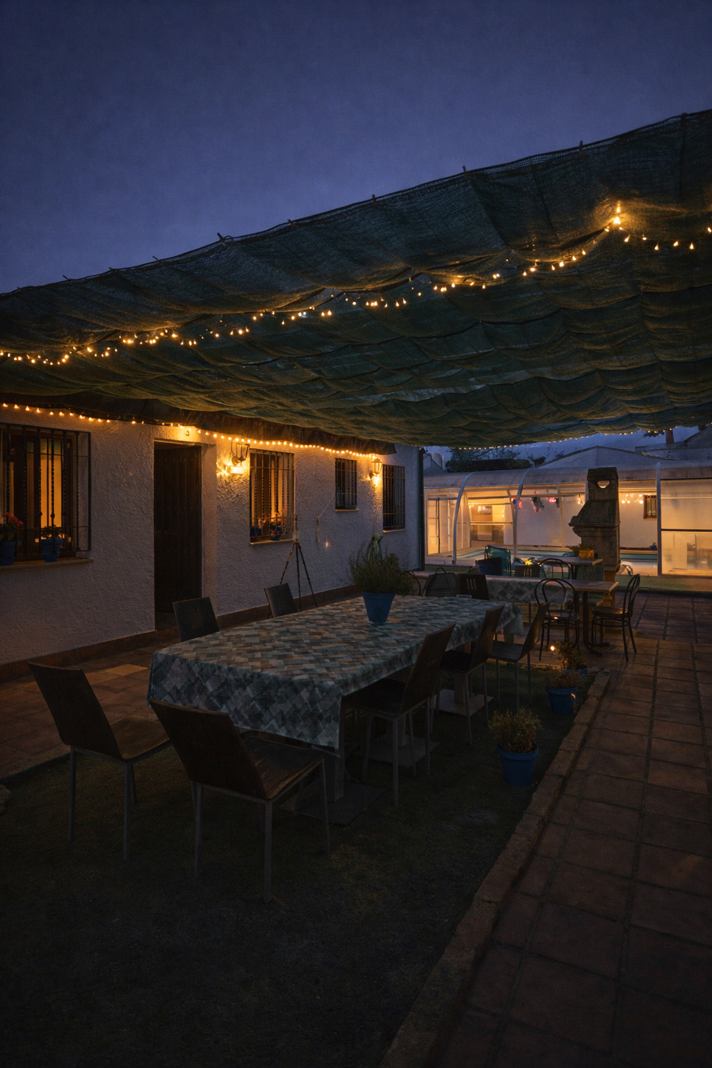 Patio iluminado de noche en casa rural en Córdoba con ambiente cálido en invierno