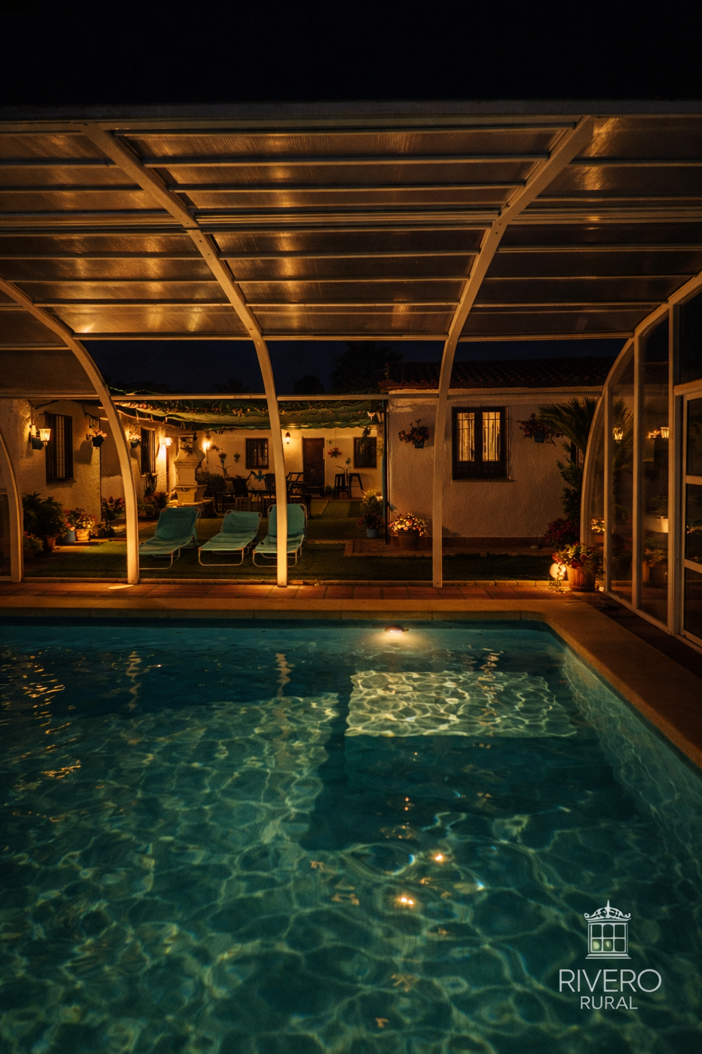 Piscina cubierta climatizada por la noche en casa rural de Córdoba
